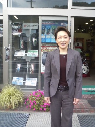 橋本　聖子さん　当店の店前にて.jpg